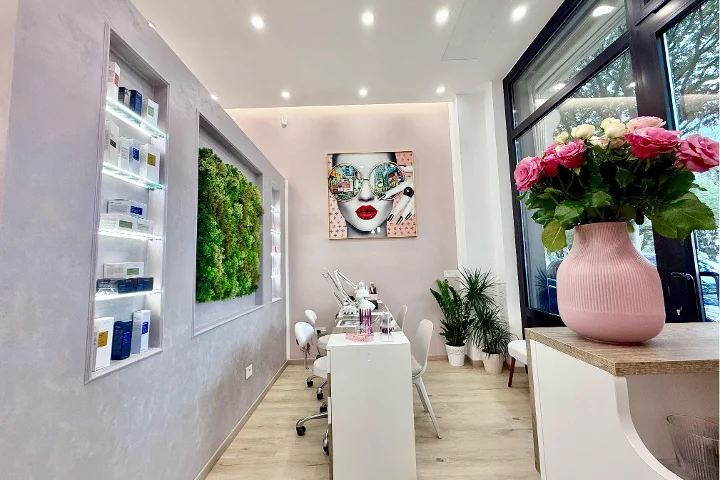 Cabina trattamenti del centro estetico con luce naturale
