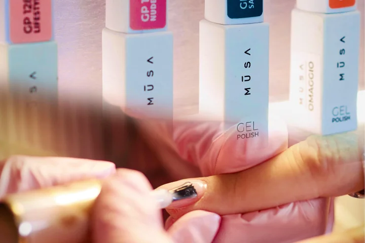 Manicure in corso, applicazione di smalto naturale